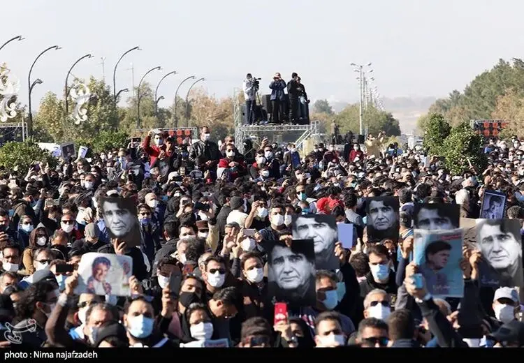 حضور علاقه‌مندان استاد شجریان در مراسم خاکسپاری