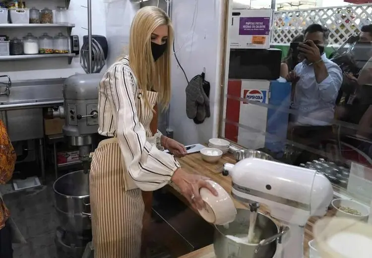 ایوانکا ترامپ در شیرینی‌پزی  