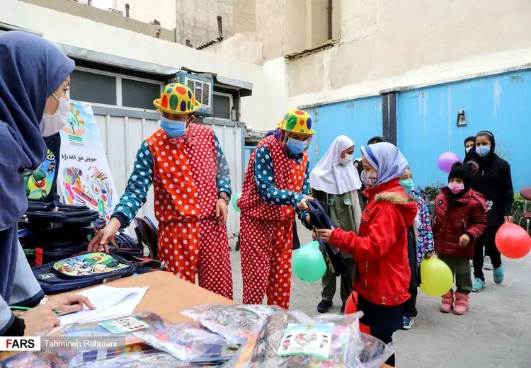 توزیع نوشت‌افزار در مدرسه کودکان کار