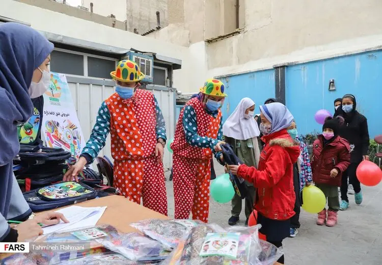 توزیع نوشت‌افزار در مدرسه کودکان کار