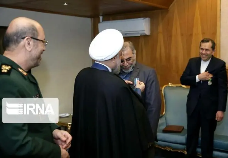 اعطای نشان خدمت برجام به فخری‌زاده توسط رئیس جمهور