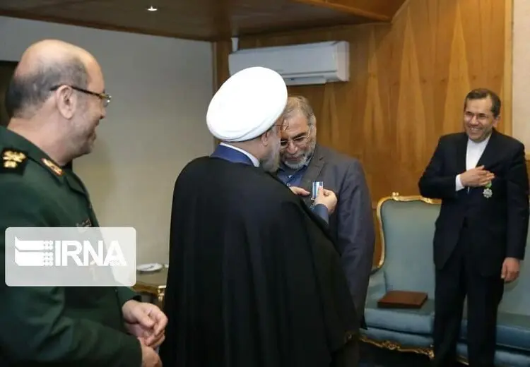 اعطای نشان خدمت برجام به فخری‌زاده توسط رئیس جمهور