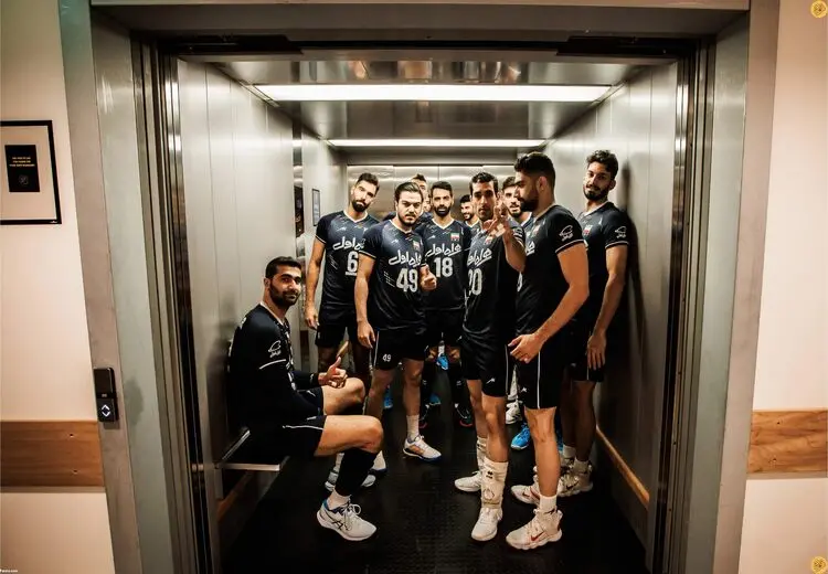  عکس یادگاری بازیکنان تیم ملی والیبال در آسانسور 