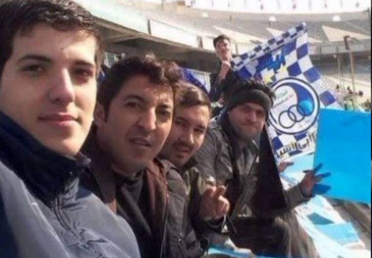 صابر کاظمی در میان هواداران استقلال