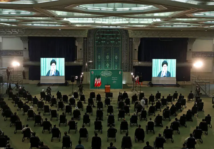 رهبر انقلاب: بدگویی و بدزبانی در جامعه باید جمع شود و ادب اسلامی گسترش یابد/ به نگاه کالایی و ابزاری غرب به زن سراپا اعتراض هستیم