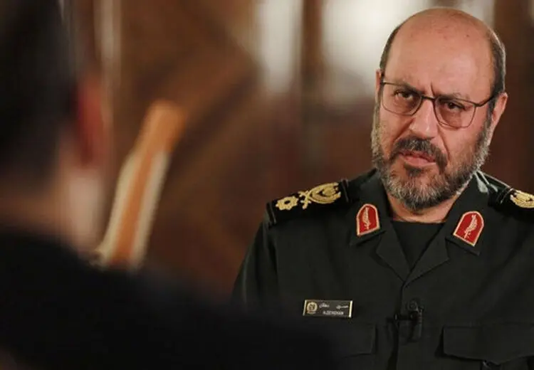 انتقاد روزنامه اصولگرا از حسین دهقان/ چرا از اسم مشاور رهبری سوء استفاده می کنید؟