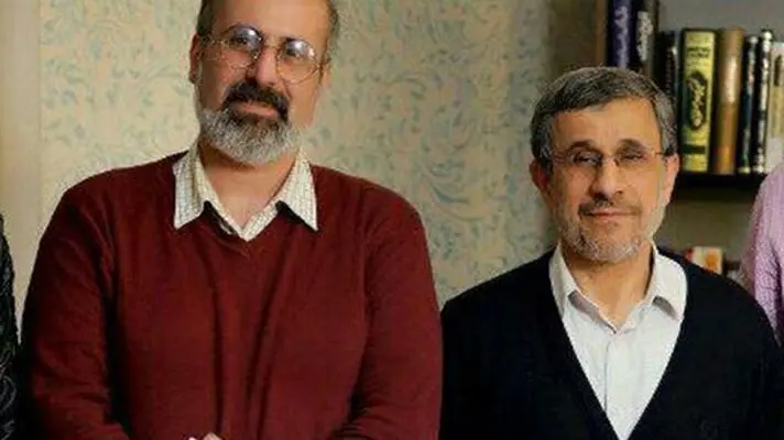 یک مشت کارچاق کن اطراف او را گرفته اند