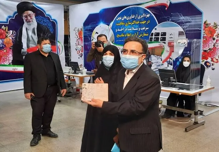 استقبال از حضور معاون سیاسی دولت اصلاحات و همسرش با شعار «سلام بر موسوی درود بر تاجزاده +‌ فیلم