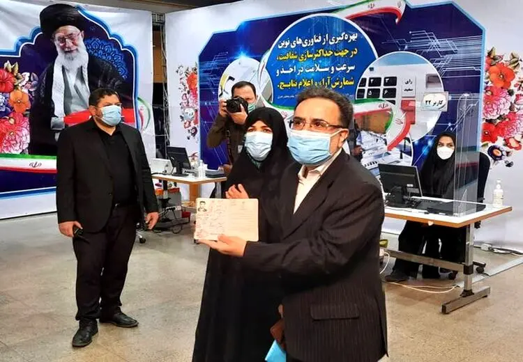 استقبال از حضور معاون سیاسی دولت اصلاحات و همسرش با شعار «سلام بر موسوی درود بر تاجزاده +‌ فیلم