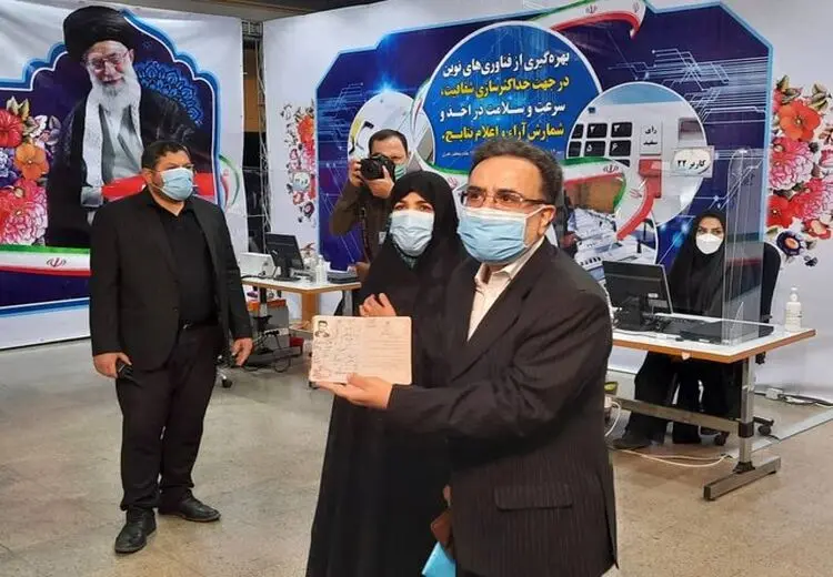 استقبال از حضور معاون سیاسی دولت اصلاحات و همسرش با شعار «سلام بر موسوی درود بر تاجزاده +‌ فیلم