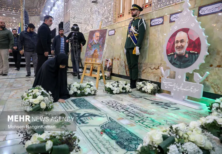 رونمایی از سنگ مزار شهید سلامی با حضور دختر و چند سردار سپاهی