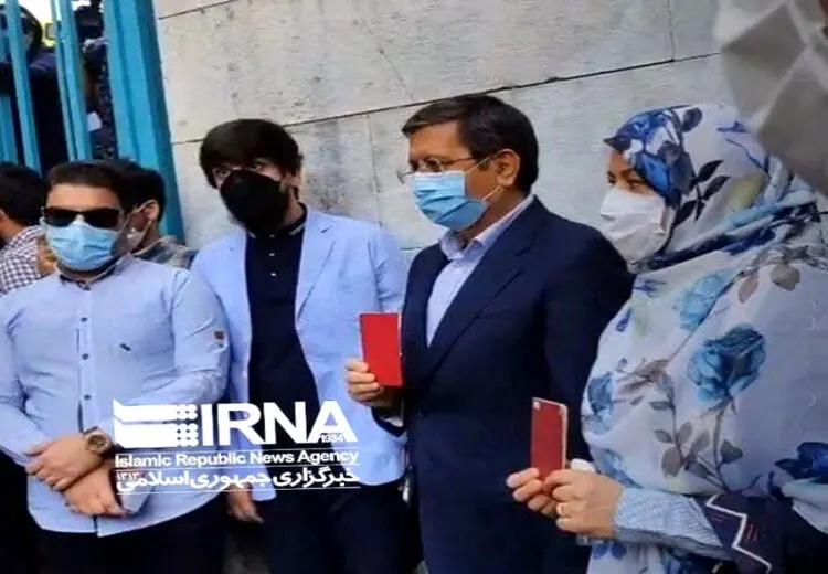 حضور همتی و همسرش در حسینه ارشاد برای رای‌دادن