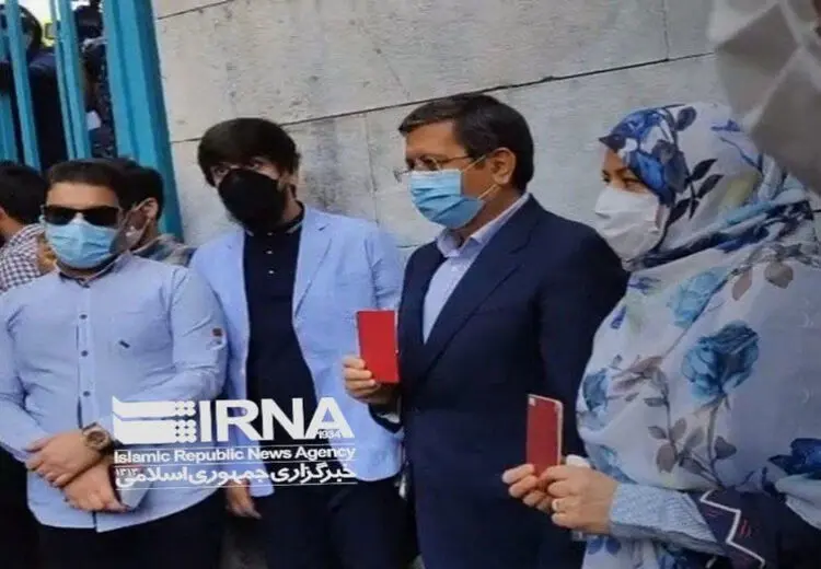 حضور همتی و همسرش در حسینه ارشاد برای رای‌دادن