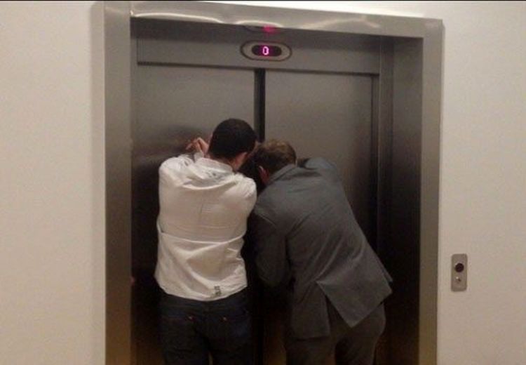 موقع قطع برق در آسانسور چه کنیم؟
