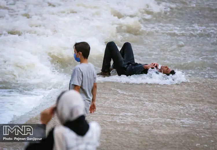 در آغوش آب