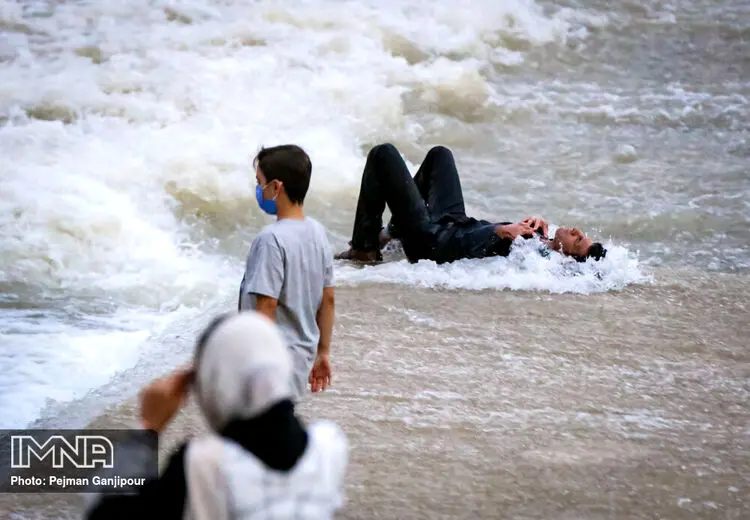 در آغوش آب