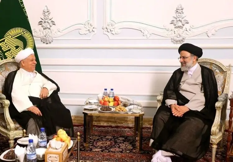 ابراهیم رئیسی کدام چهره معروف سیاسی را منجی کشور می‌دانست؟
