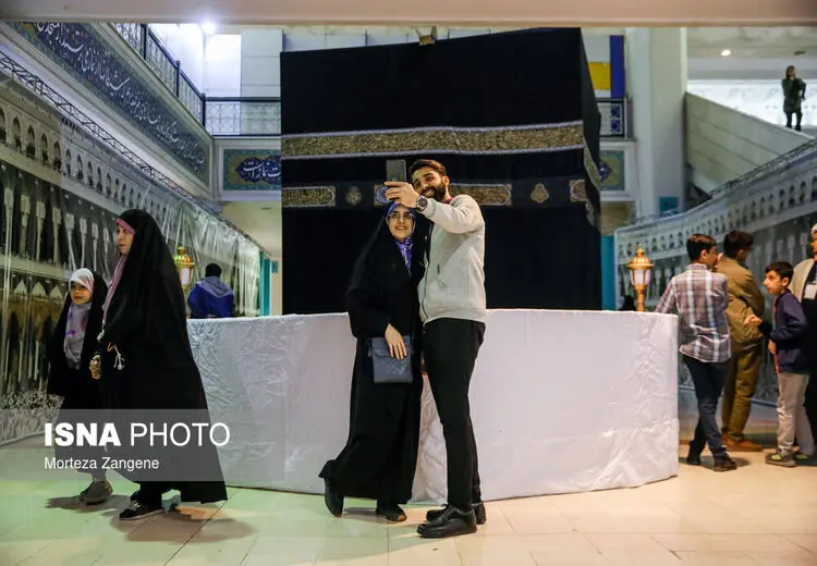 سلفی با ماکت کعبه