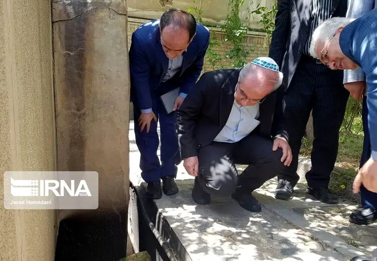 بازدید رئیس انجمن کلیمیان پس از آتش‌سوزی آرامگاه «اِستر و مُردخای»