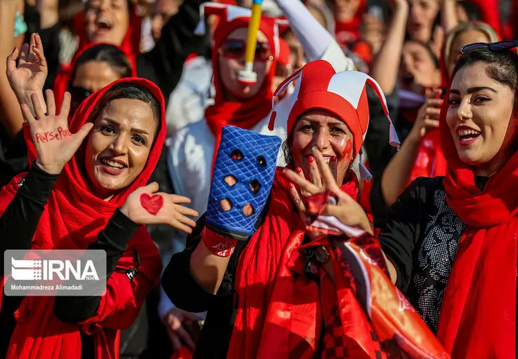 اولین حضور دختران سرخ پوش