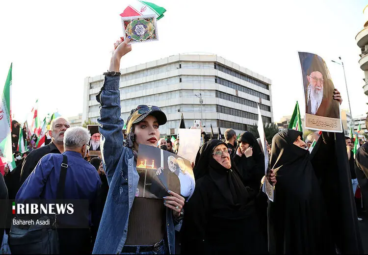 روزنامه اصولگرا : بدحجاب طرفدار نظام که در راهپیمایی شرکت می کند با بقیه بدحجابها فرق دارد