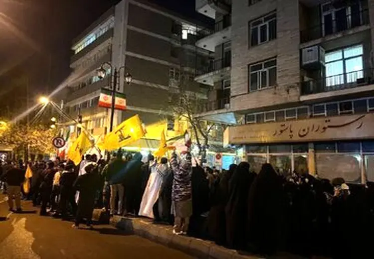 تجمع مقابل شورای عالی امنیت ملی بعد از ترور سردار سپاه در سوریه + عکس