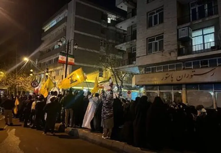 تجمع مقابل شورای عالی امنیت ملی بعد از ترور سردار سپاه در سوریه + عکس