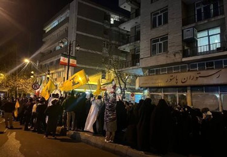 تجمع مقابل شورای عالی امنیت ملی بعد از ترور سردار سپاه در سوریه + عکس