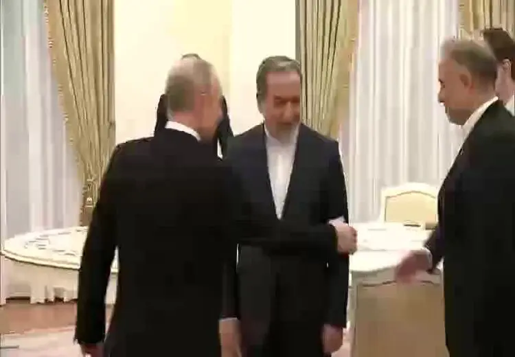 لحظه دیدار عراقچی با پوتین