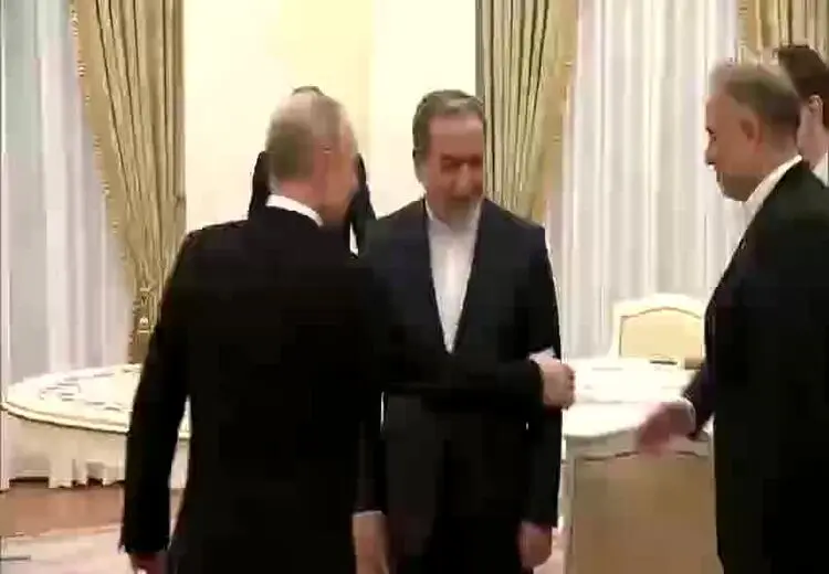 لحظه دیدار عراقچی با پوتین