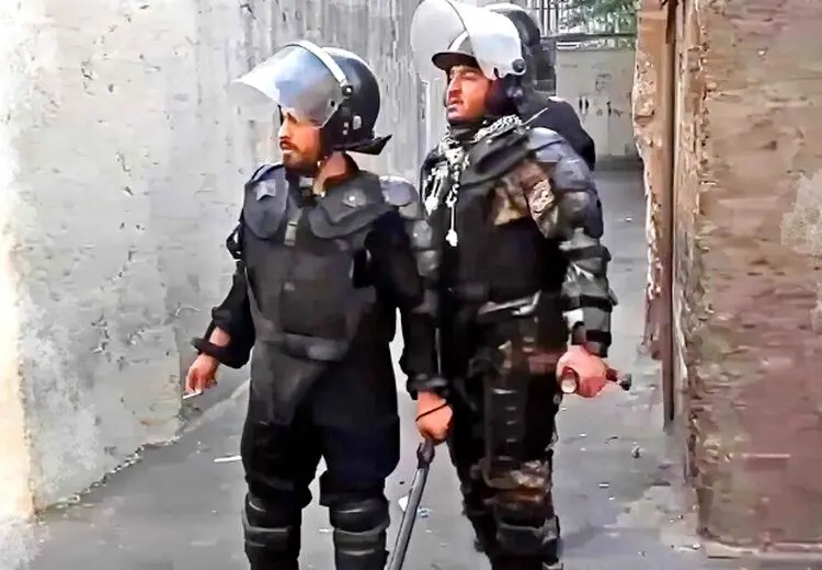 این “پلیس نما”ها را دستگیر کنید