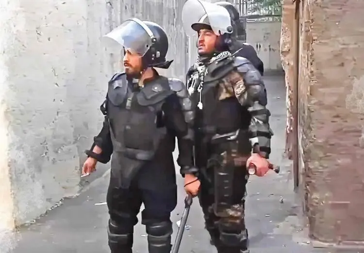 این “پلیس نما”ها را دستگیر کنید