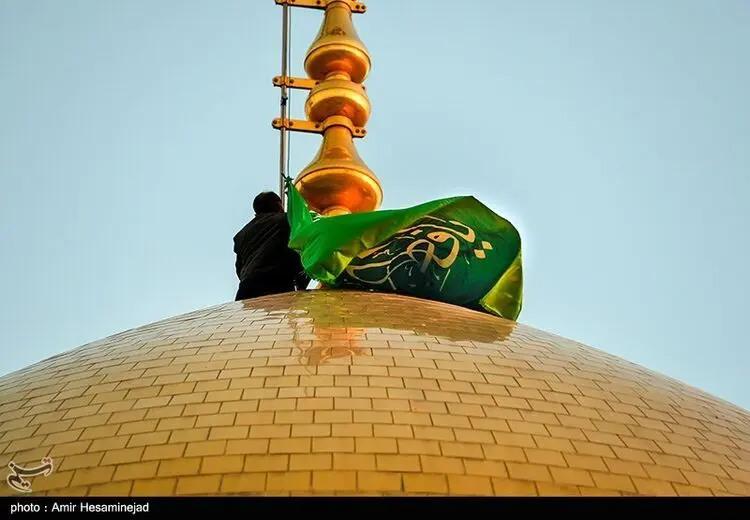 تعویض پرچم حرم حضرت معصومه (س)