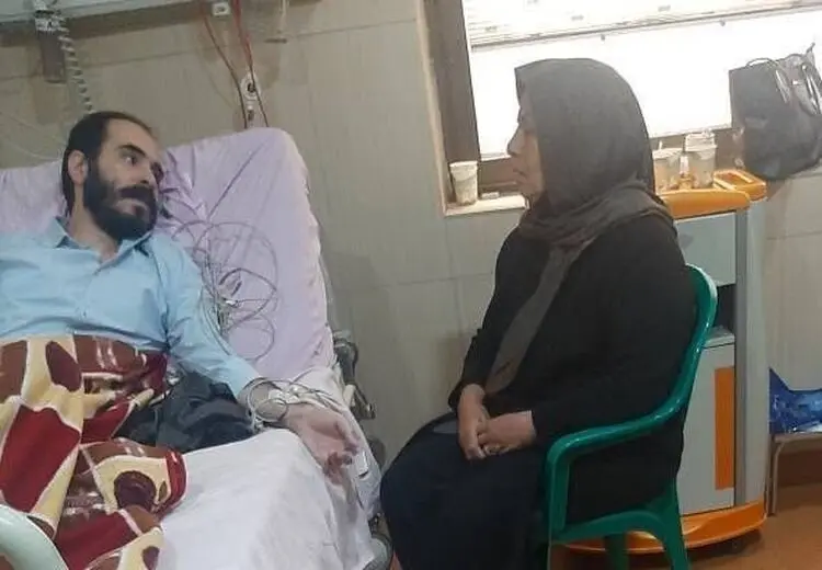 انتشار تصویری از دیدار حسین رونقی با مادرش