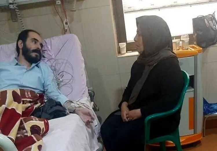 انتشار تصویری از دیدار حسین رونقی با مادرش