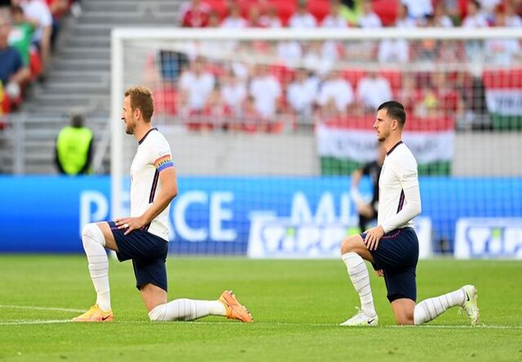 زانو زدن بازیکنان تیم ملی انگلیس در شروع بازی با ایران دردسر میشود؟