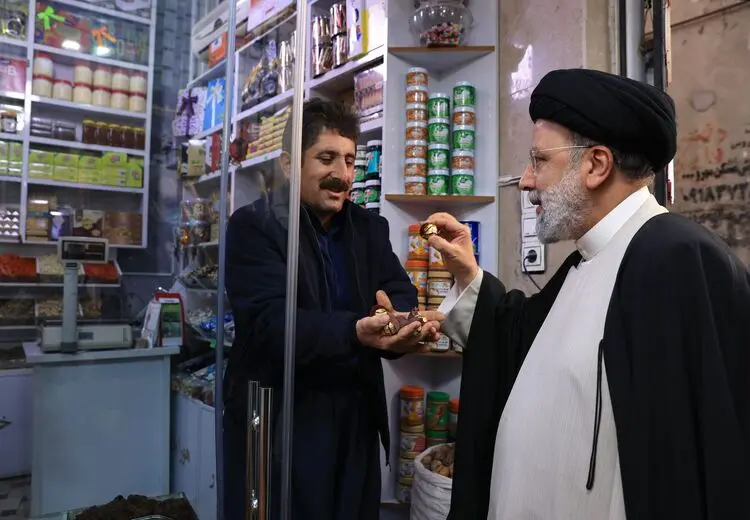 عذرخواهی مغازه‌دار  سنندجی بخاطر تعارف شکلات به رئیسی + فیلم