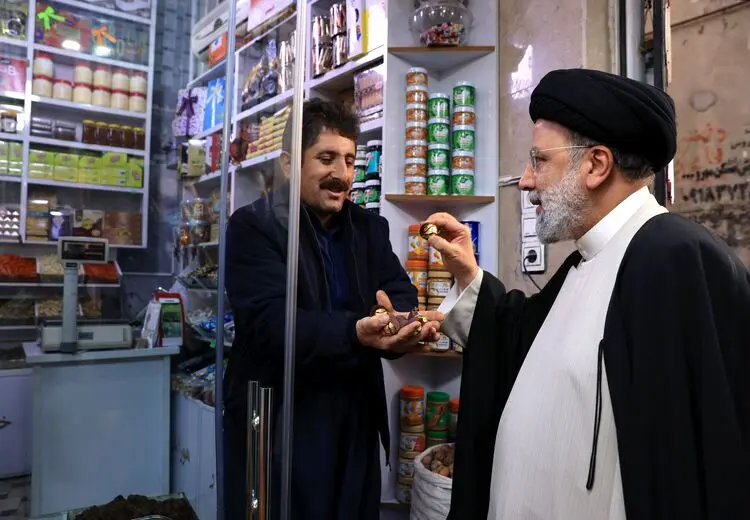 عذرخواهی مغازه‌دار  سنندجی بخاطر تعارف شکلات به رئیسی + فیلم