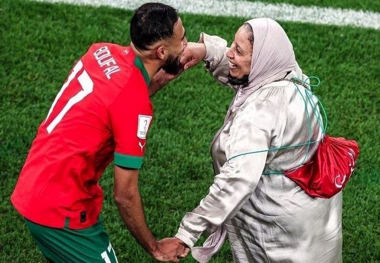 رقص فوتبالیست مراکشی با مادرش پس از پیروزی تاریخی + فیلم