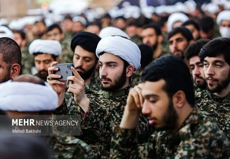 سلفی در همایش طلاب با لباس نظامی