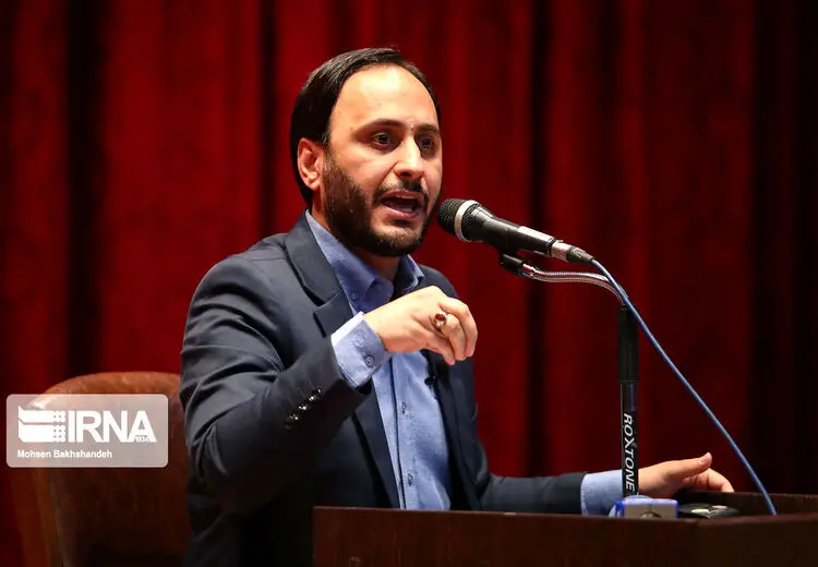 دانشجویان شعار بی‌شرف خطاب به سخنگوی دولت سر دادند/ سخنگویی با حقوق ۲۶ میلیون! این مبلغ فیش حقوقی است یا دریافتی؟/ بهادری جهرمی: چرا همین میوه‌های امروز را نمی‌بینند؟/ سکوت دولت مردمی در مواجهه با سوال دانشجویان درباره «گشت ارشاد»
