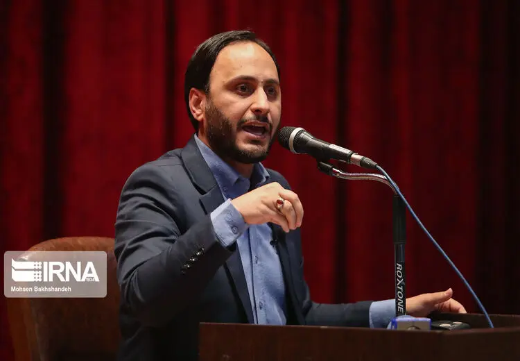 دانشجویان شعار بی‌شرف خطاب به سخنگوی دولت سر دادند/ سخنگویی با حقوق ۲۶ میلیون! این مبلغ فیش حقوقی است یا دریافتی؟/ بهادری جهرمی: چرا همین میوه‌های امروز را نمی‌بینند؟/ سکوت دولت مردمی در مواجهه با سوال دانشجویان درباره «گشت ارشاد»