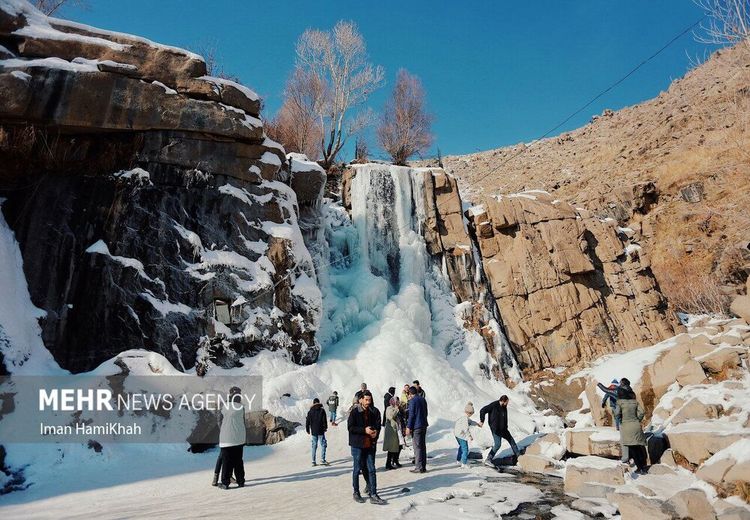 منجمد شدن آبشار ۱۲ متری گنجنامه همدان + عکس