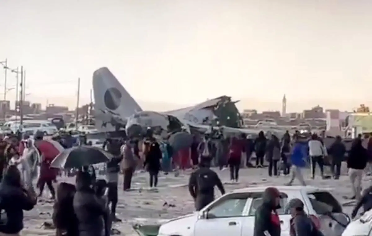 سقوط یک هواپیمای نظامی پر از پول نقد/ عکس