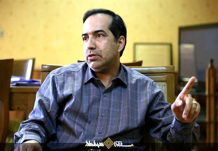 چرا رییسی با کسانی که او را “دکتر” و “آیت‌‌الله” خطاب می‌کنند، برخورد نمی‌کند؟