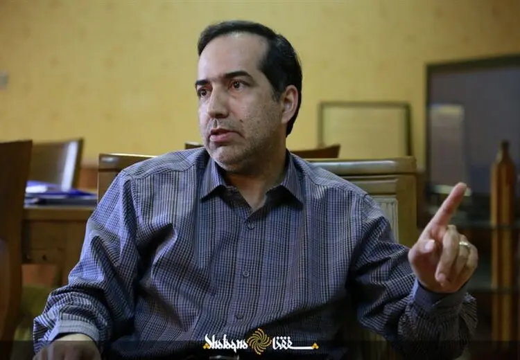 چرا رییسی با کسانی که او را “دکتر” و “آیت‌‌الله” خطاب می‌کنند، برخورد نمی‌کند؟
