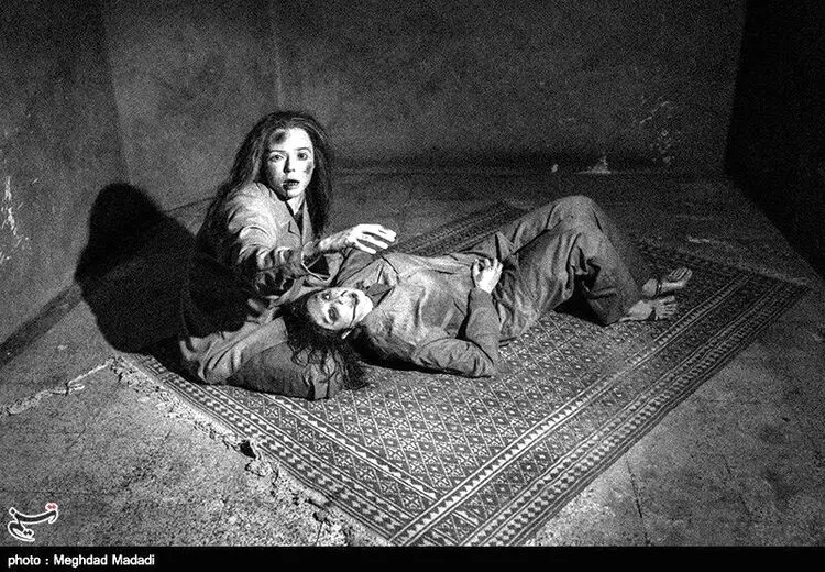زنان بی‌حجاب در موزه عبرت