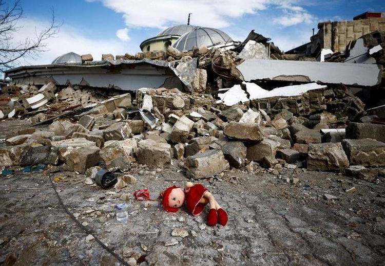 لحظه احساسی بهم رسیدن پدر و تنها عضو بازمانده در خانواده‌اش بعد از زلزله ترکیه + ویدیو