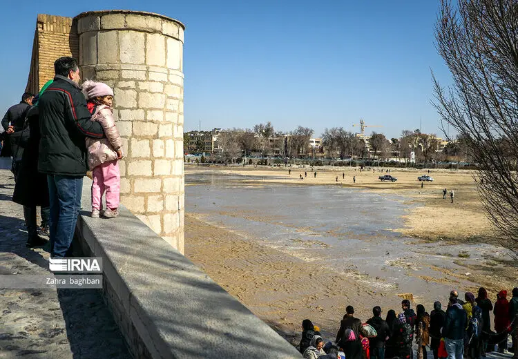 تماشای جاری شدن آب در زاینده رود