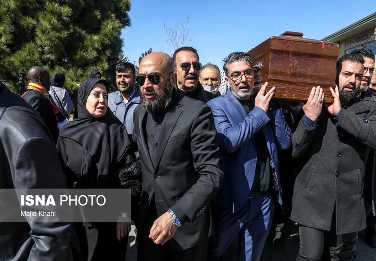اندوه خانم سفیر در مراسم خاکسپاری پدرش در تهران